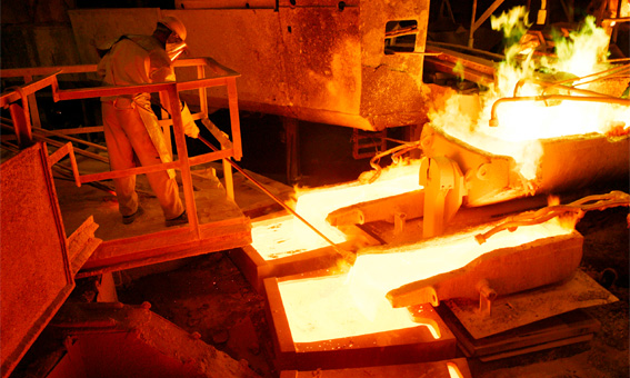 Man working at the anode casting wheel